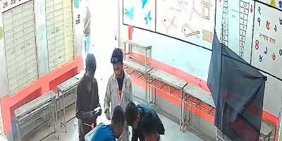 ব্যালটে সিল মেরে বাক্সে ফেলছিলেন ৫ তরুণ, ধরা পড়লেন সিসিটিভিতে